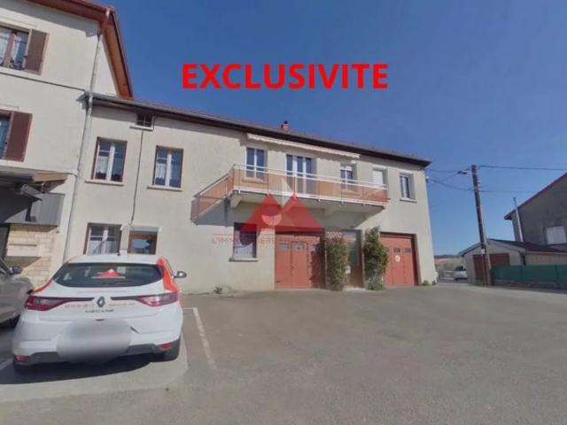 Spacieuse Maison avec entrepôt et terrain
