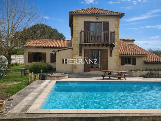 Spacieuse maison avec suite parentale et piscine à 7 minutes