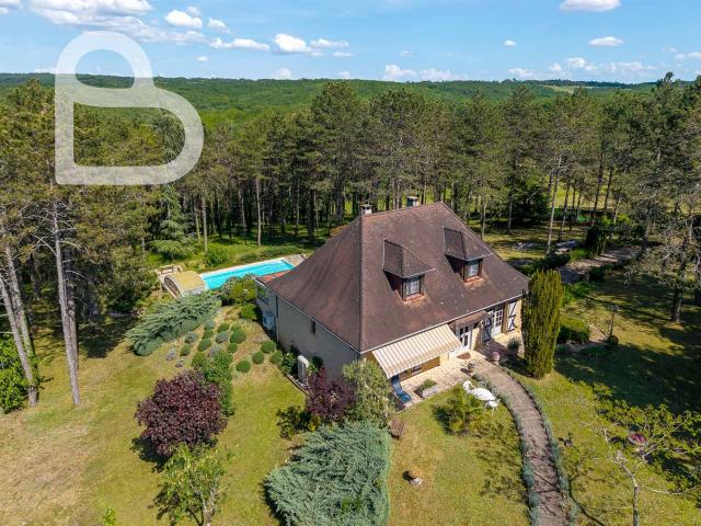 Spacieuse maison avec piscine sur parc d’1 ha 155m² Nadaillac de Rouge