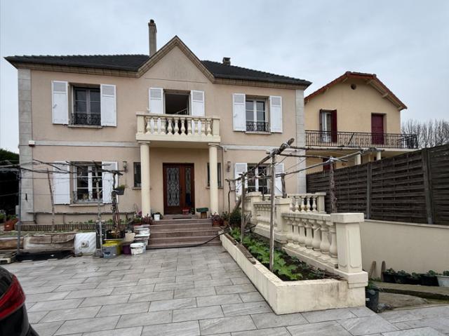 SPACIEUSE MAISON ACCUEILLANTE / PROXIMITÉ GARE / ZONE PAVILLONNAIRE