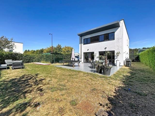 Spacieuse maison contemporaine 4 chambres avec jardin