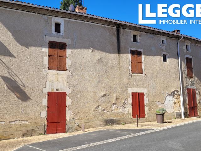 Spacieuse maison dans le charmant centre du village, 6 chambres, 2 salles de bains, garage, atelier et jardin