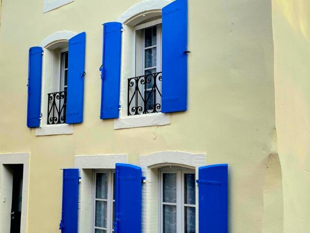 Spacieuse maison de caractère entièrement rénovée avec 160 m2 habitables, 5 chambres et une charmante cour privée dans un agréable village