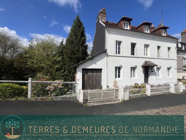 Spacieuse Maison de caractère sur sous sol, proche de toutes les