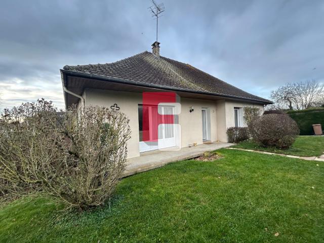 Spacieuse maison de plain pied de 118 m2 sur un terrain de 1 240 m2 à Verrières