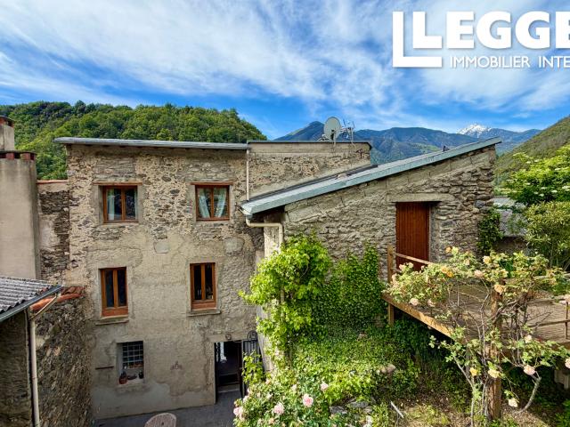 Spacieuse maison de village en pierre avec terrasses, jardin avec vue sur les montagnes, piscine et grand gara