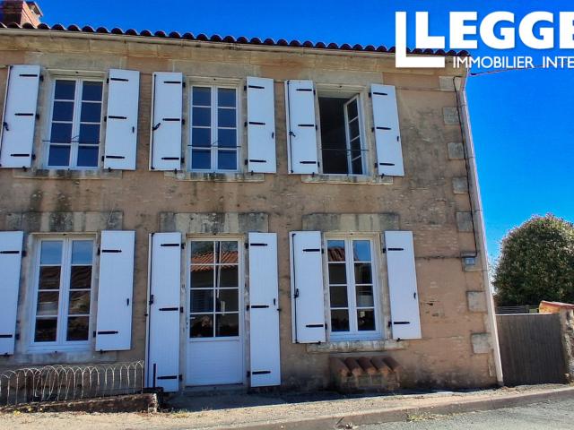 Spacieuse maison de ville de 3 à 4 chambres avec mezzanine, cave et jardin à Sigournais