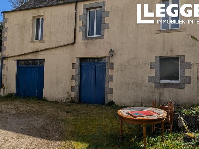 Spacieuse maison de 3 chambres à Huelgoat, offrant de nombreux espaces de vie. À proximité du lac, de la forêt