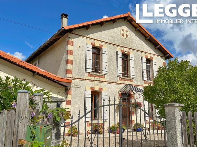 Spacieuse maison de 4/5 chambres avec piscine, grand jardin et prairie. Au calme, en bordure de rivière