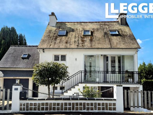 Spacieuse maison de 4 chambres avec garages, jardin et sous sol à Callac 22160