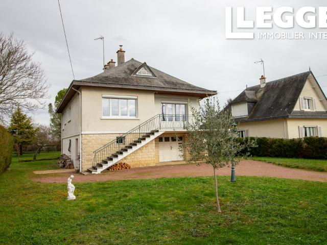 Spacieuse maison de 4 chambres avec grand jardin clos, à quelques minutes à pied de Richelieu. Vendu meublé