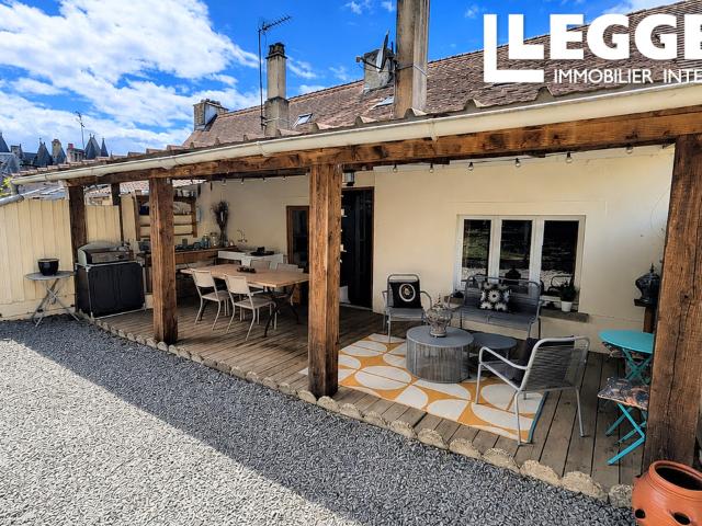 Spacieuse maison de 4 à 5 chambres avec jardin, terrasse couverte et vue sur le château à Jumilhac le Grand