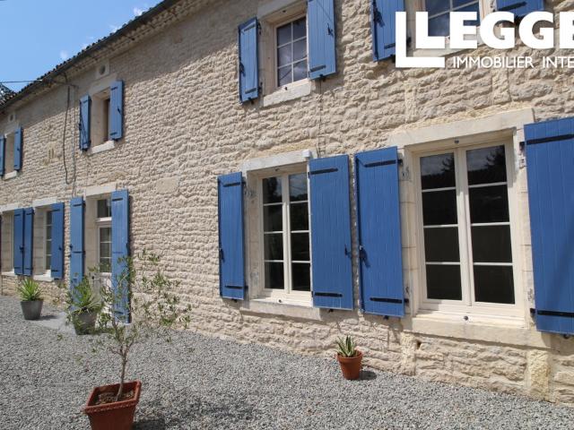 Spacieuse maison en pierre avec gîte et jardin clos