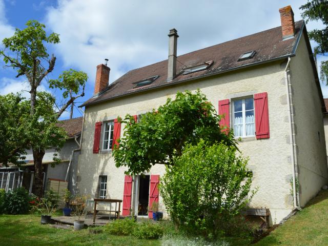 Spacieuse maison en pierre, de 205 m2 habitables, avec 5 chambres et un bureau, deux garages, sur une parcelle