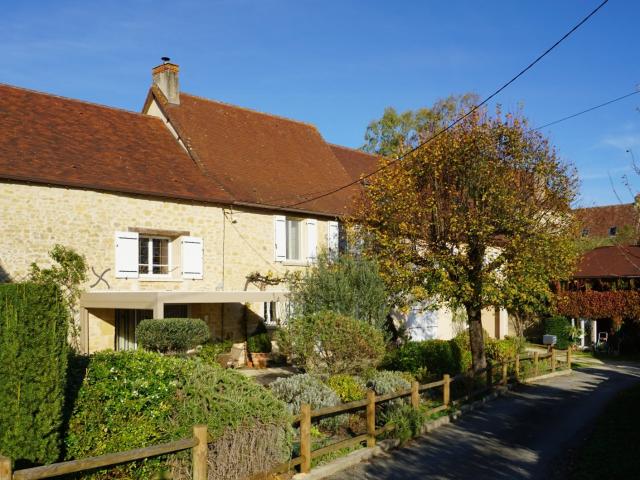 Spacieuse maison en pierre située dans un village historique