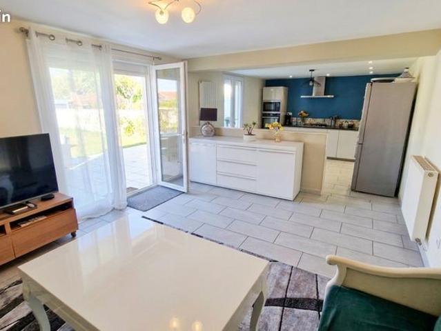 Spacieuse maison en très bon état en plein centre de LA VILLE AUX DAMES