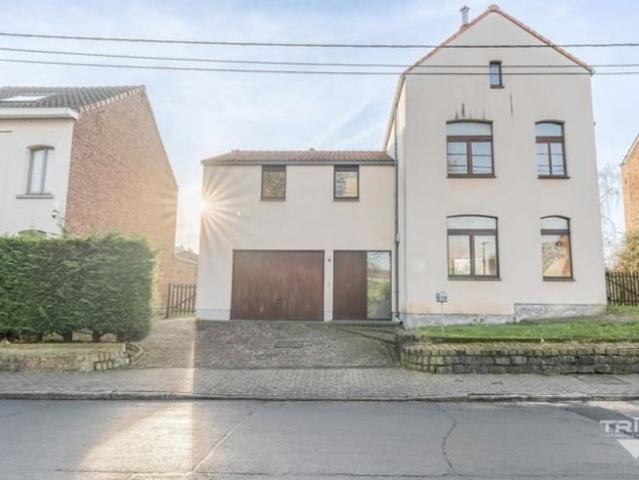 SPACIEUSE MAISON FAMILIALE A DISTANCE A PIED DE LLN