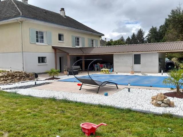 SPACIEUSE MAISON FAMILIALE A FEYTIAT AVEC PISCINE