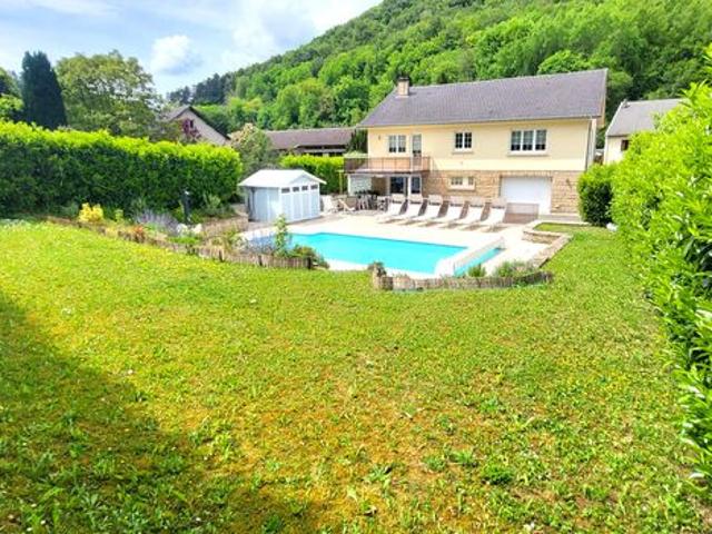 Spacieuse maison individuelle de 225m², de construction traditionnelle, édifiée sur un terrain clos de 10 ares