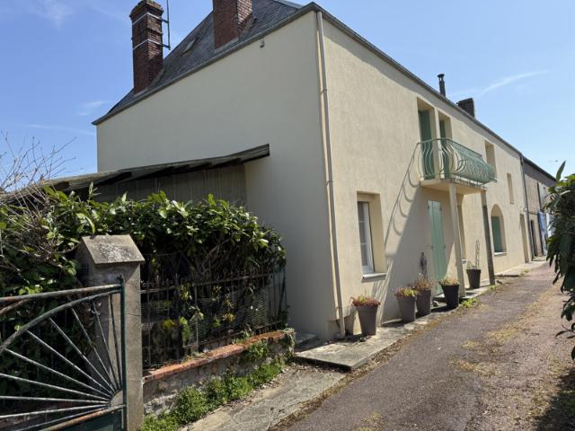 Spacieuse maison T7 de 184 m2 avec piscine, accompagnée de 2