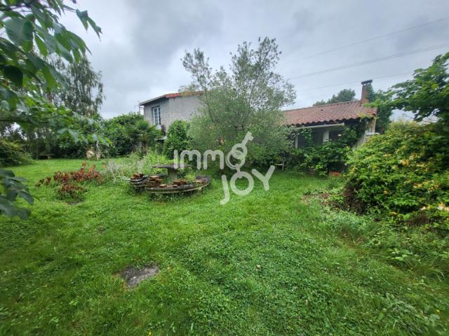 Spacieuse maison T7 d'environ 175 m2 sur un beau terrain arb