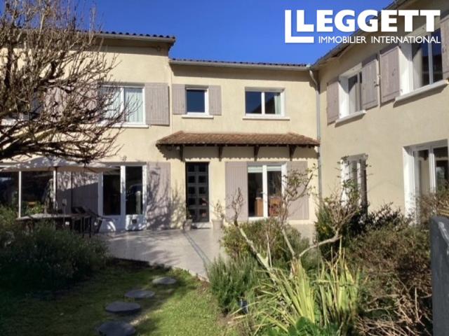 Spacieuse propriété mitoyenne aux portes de Chalais. 5 chambres, piscine, dépendances et terrain