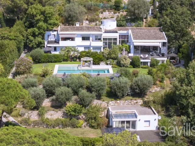 Spacieuse propriété dans un domaine privé. 520m² Valbonne