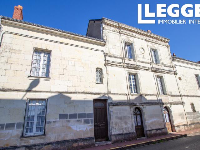 Spacieuse propriété de caractère de 4 chambres à moderniser, située dans un grand parc boisé clos à Descartes