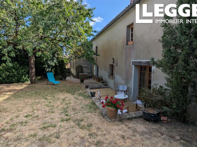 Spacieuse propriété de 2/3 chambres avec très grande sortie séparée située au cœur du village