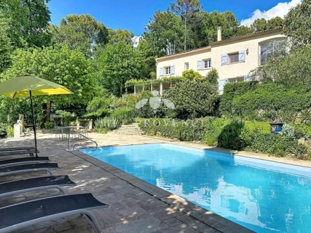 Spacieuse propriété provençale avec maison d'amis et magnifique terrain