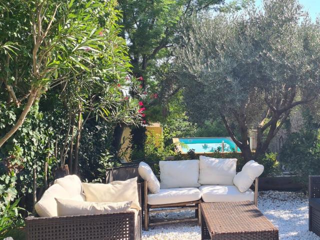 Spacieuse Vigneronne Familiale Avec Vaste Jardin Et Vue Pano. 185m² Servian