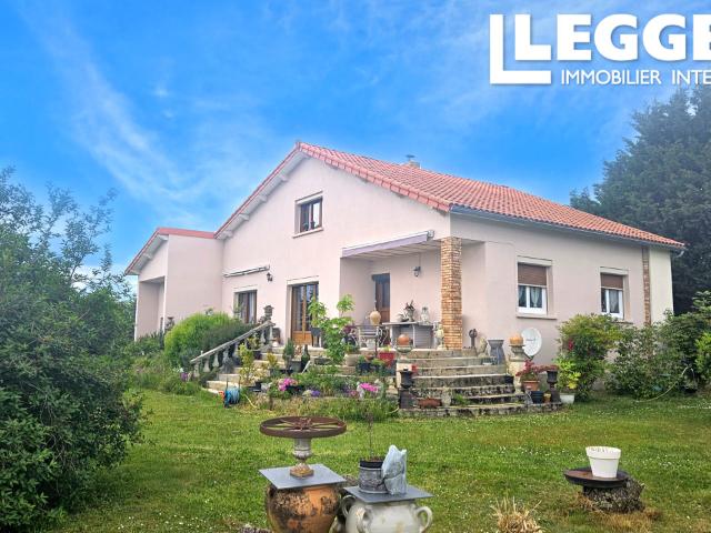 Spacieuse Villa 4 Chambres avec Piscine Chauffée, Dépendances et Vue Panoramique Proche Montluçon