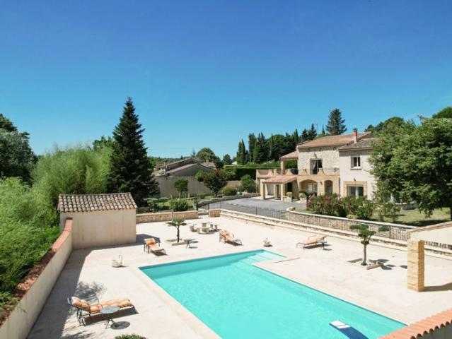 Spacieuse villa composée de deux habitations avec piscine et jardin