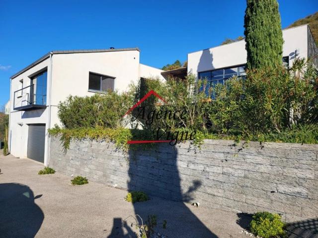 Spacieuse villa contemporaine
