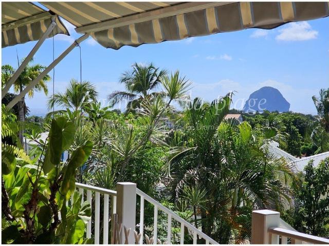 SPACIEUSE VILLA CREOLE T5 AVEC PISCINE SUPERBE VUE LE DIAMANT