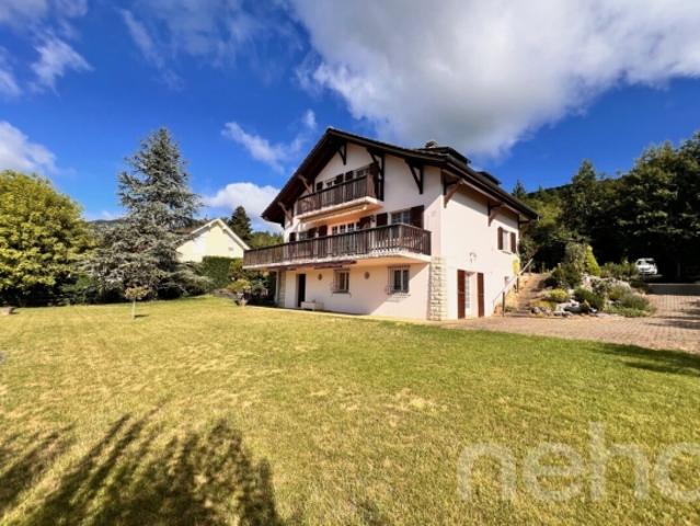 Spacieuse villa avec fort potentiel et vue imprenable, proche de Nyon