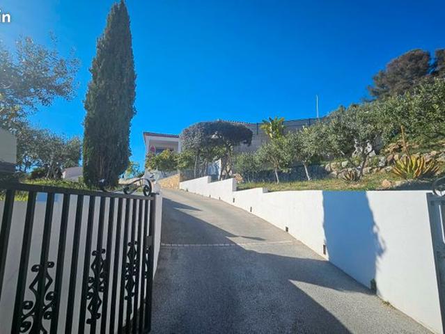 Spacieuse villa avec piscine, appartement indépendant et vue mer