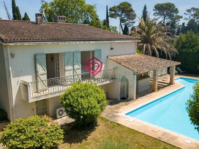 Spacieuse villa avec piscine chauffée, sous sol et magnifique jardin à deux pas du centre de Castelnaudary