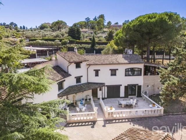 Spacieuse villa avec piscine et parc arboré