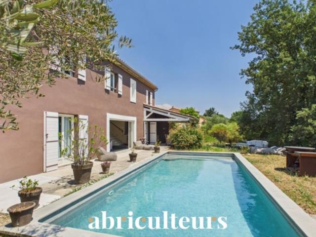 Spacieuse villa avec piscine et terrain d'environ 1 500 m², dépendance et vue dégagée en vente à Callian 83440