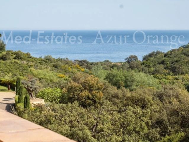 Spacieuse villa dans un domaine fermé vue mer