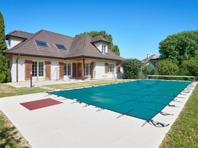 SPACIEUSE VILLA DE STANDING AVEC GRANDE JARDIN ET PISCINE