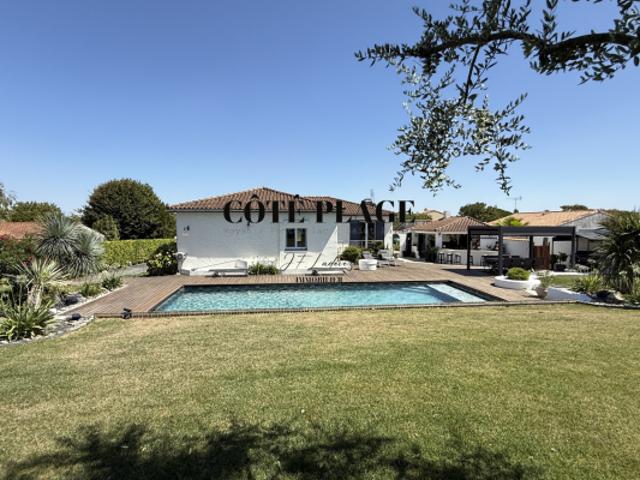 SPACIEUSE VILLA FAMILIALE ESPACE PISCINE ET POOL HOUSE + GAR