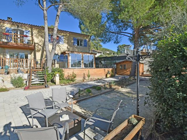 Spacieuse villa P7 d'env. 148m2 sur terrain en position dominante d'env. 1040m2