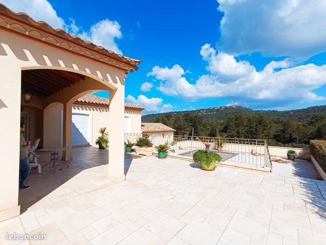 Spacieuse villa T5 avec piscine chauffée et garage sur 1040m² de terrain
