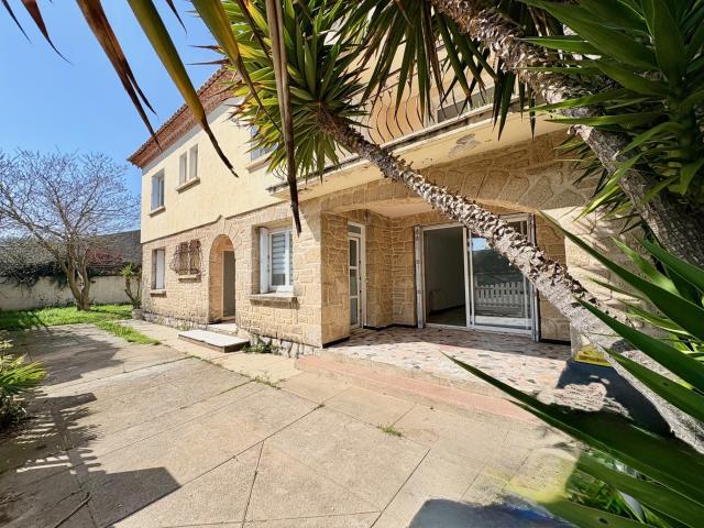 Spacieuse villa t 8 180 m2 terrain 474 m2 + 2 garages