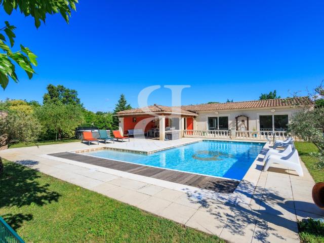 Spacieuse villa traditionnelle avec piscine et dépendances à. 354m² Monteux