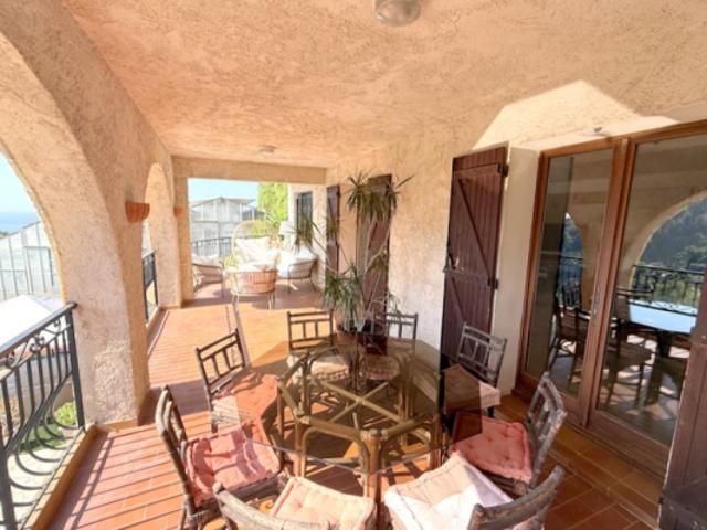 Spacieux 4 pièces avec terrasse et vue mer dans villa à SAI