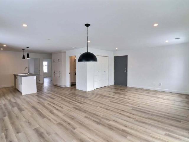 Spacieux 4 1/2 196 Av. Duplin