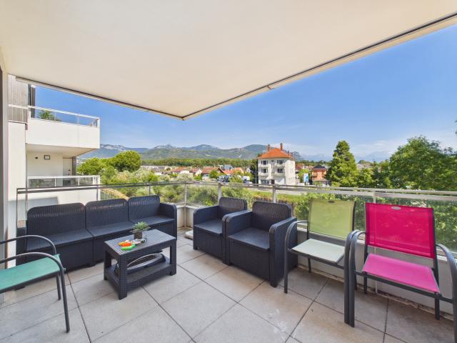 Spacieux T4 avec grande terrasse, vue Belledonne et garage